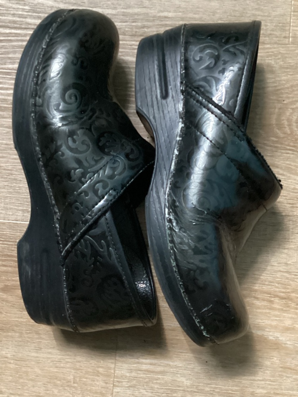 Dansko Professional Clogs in Black Patent Embossed Leather Size 9 - Picture 3 of 4